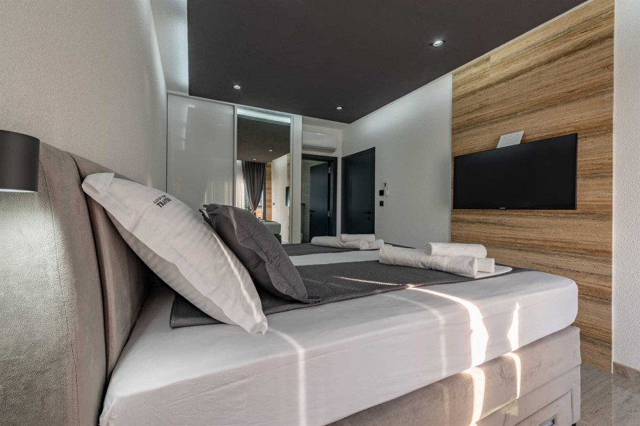 CROWONDER Villa Travera 1 with Heated Swimming Pool