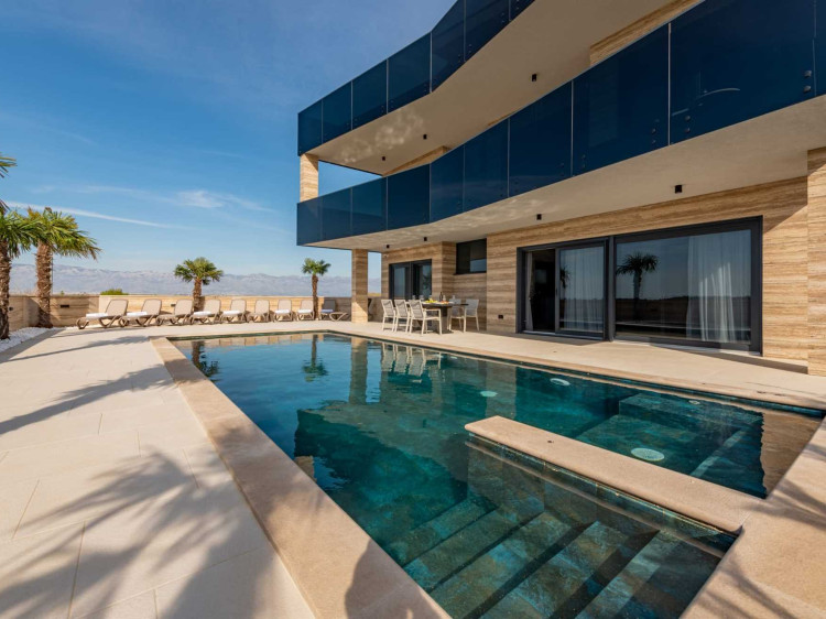CROWONDER Villa Travera 2 with Heated Swimming Pool