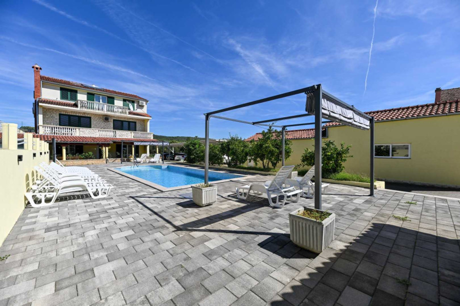 CROWONDER Sun & Fun Apartaments with Swimming Pool- Apartment Sunny Morning for 10 people