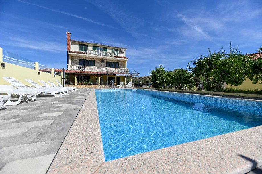CROWONDER Sun & Fun Apartaments with Swimming Pool- Apartment Sunny Morning for 10 people