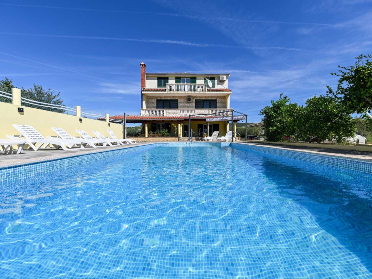 CROWONDER Sun & Fun Apartments with pool - Blue Sky Apartment for 4 people