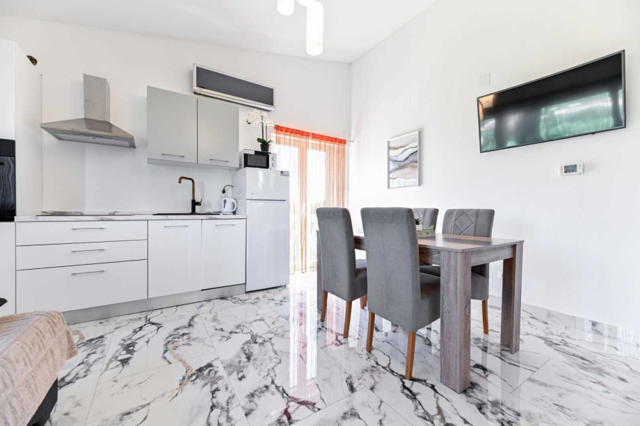 CROWONDER Sun & Fun Apartments with pool - Blue Sky Apartment for 4 people