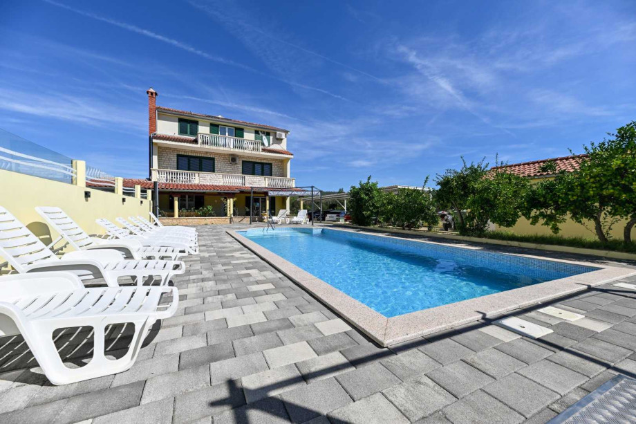 CROWONDER Sun & Fun Apartments with pool - Blue Sky Apartment for 4 people