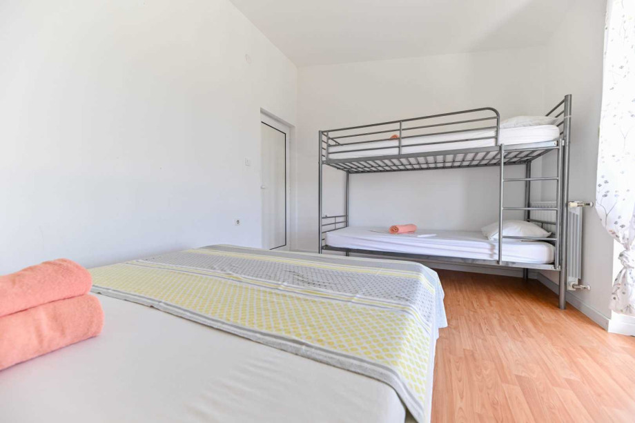 CROWONDER Sun & Fun Apartaments with Swimming Pool - Apartment Green Olives for 10 people
