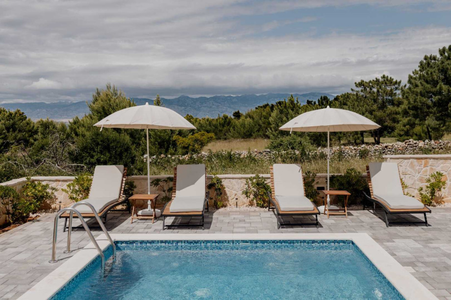 CROWONDER Villa Pinia with Swimming Pool