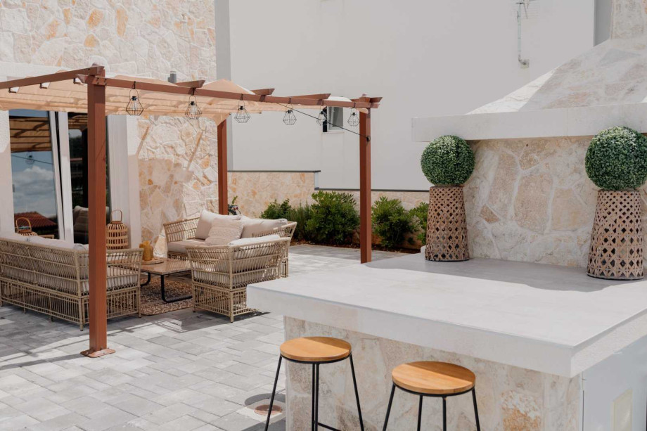 CROWONDER Villa Pinia with Swimming Pool