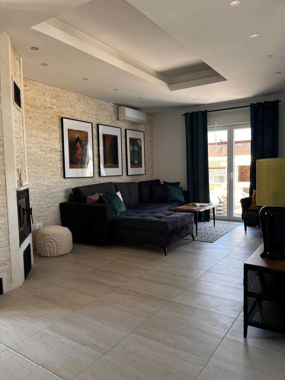CROWONDER Villa Pinia with Swimming Pool