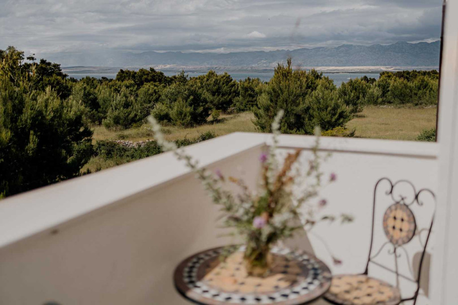 CROWONDER Villa Pinia with Swimming Pool